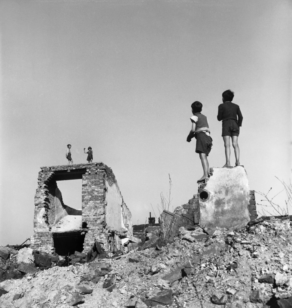 David Seymour - Ragazzi giocano in edifici bombardati. Vienna, Austria, 1948