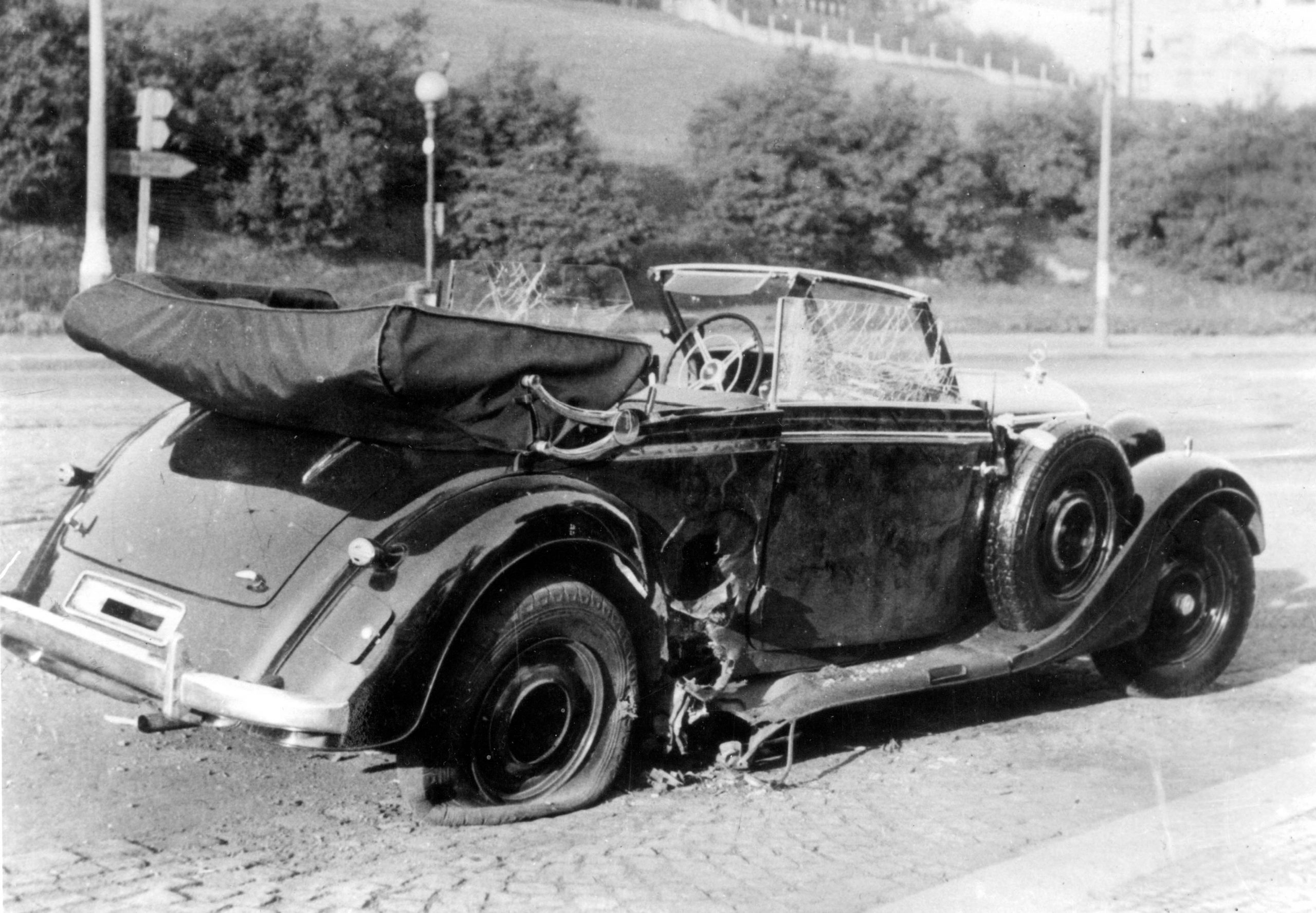 La Mercedes scoperta di Heydrich, ferma dove è avvenuto l'attentato di Gabčík e Kubiš, nel quartiere di Holešovice, alla periferia di Praga