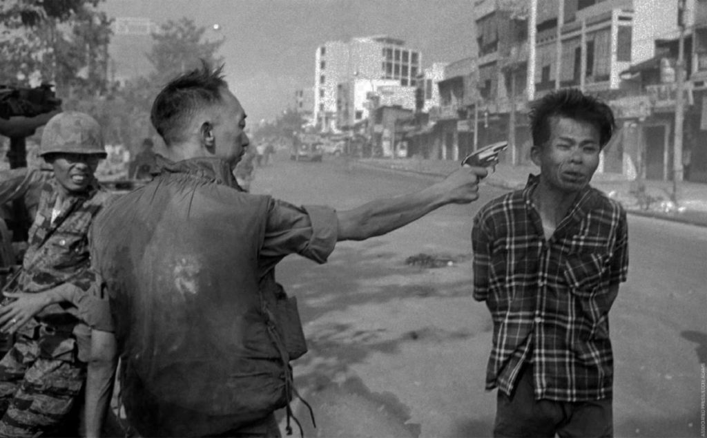Il generale sudvietnamita Nguyen Ngoc Loan mentre, il primo febbraio 1968 a Saigon, giustizia a bruciapelo un ufficiale vietcong. Foto di Eddie Adams