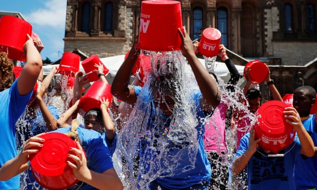 The Ice Bucket Challenge, un'attività virale avviata da Pete Frates e Patrick Quinn, ha raccolto milioni per la ricerca sulla SLA. Quinn è morto domenica all'età di 37 anni.