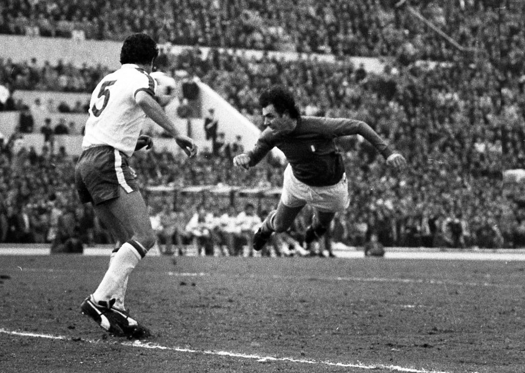 Roberto Bettega segna contro l'Inghilterra nel 2-0 delle qualificazioni mondiali nel 1976
