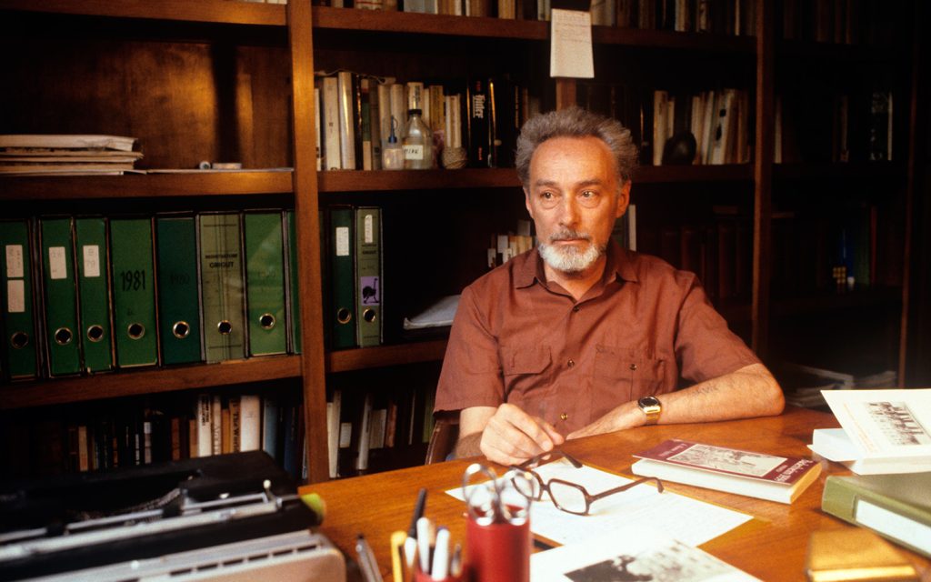 Primo Levi nel suo studio. Torino, 1981
