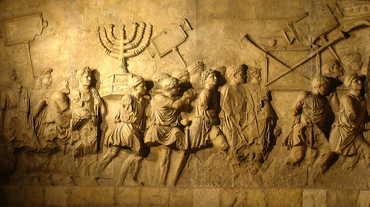 Il sacco di Gerusalemme raffigurato nel bassorilievo dell'Arco di Tito a Roma. Al centro è visibile la Menorah che era conservata all'interno del tempio