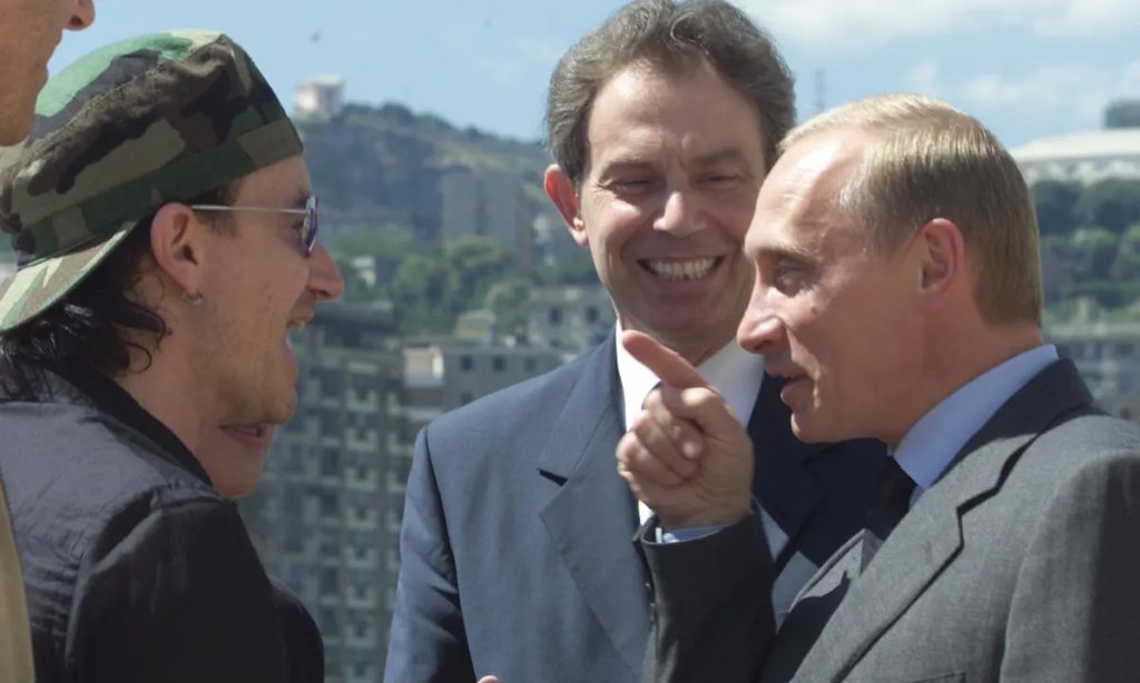 Vladimir Putin, Bono e l'allora presidente del Consiglio Tony Blair, Genova, luglio 2001