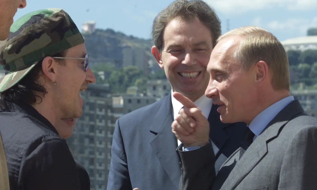 Vladimir Putin, Bono e l'allora presidente del Consiglio Tony Blair, Genova, luglio 2001