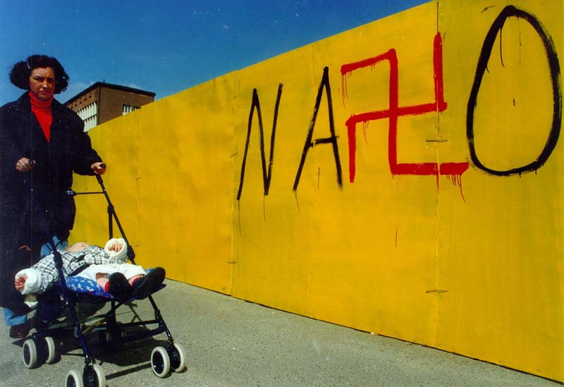 Graffiti anti-NATO su un muro durante il bombardamento di Novi Sad