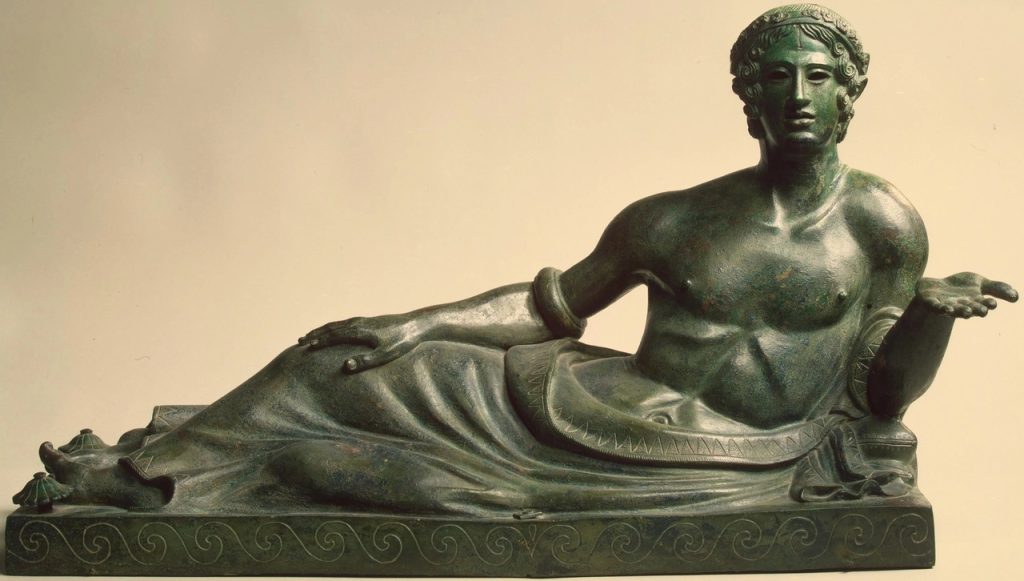Coperchio di urna in bronzo con figura di giovane disteso, da Perugia. 400-375 a.C. San Pietroburgo, Ermitage.